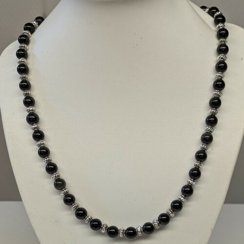 Collier en obsidienne noire.
