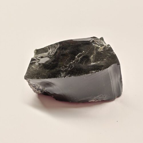 Pierre brute en obsidienne noire, pierre d’ancrage.