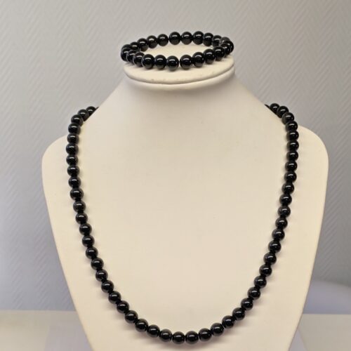 Parure en obsidienne noire.