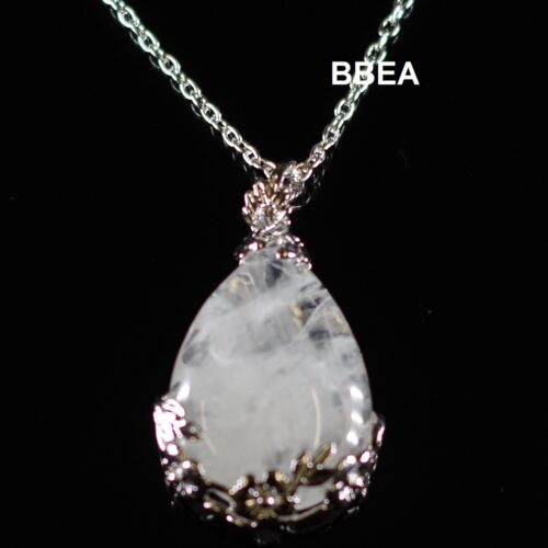 Pendentif en cristal de roche.