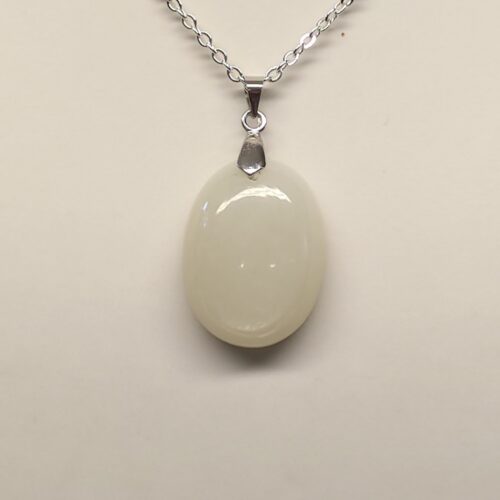 Pendentif en pierre de lune, pierre de la féminité.