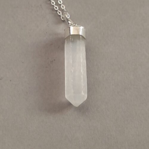 Pendentif en sélénite, pierre de paix.