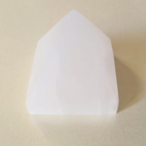 Pyramide en sélénite, pierre de paix.