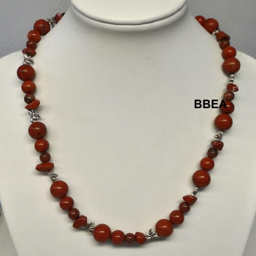 Collier en jaspe rouge, pierre d’ancrage.
